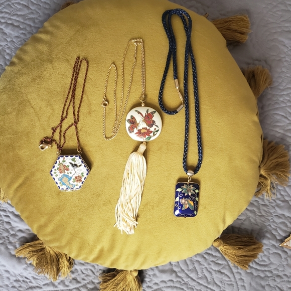 Vintage preowned cloisonné pendant. - Picture 4 of 8